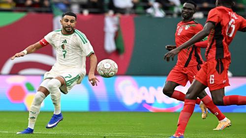 رياض محرز قائد المنتخب الجزائري خلال مباراة اليوم ضد السودان (Getty)