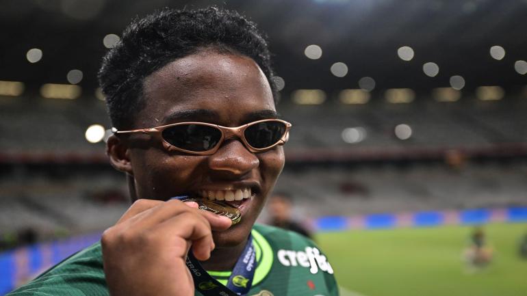 إندريك، المهاجم البرازيلي الشاب، يحتفل بفوز فريقه بالمباراة أمام كروزيرو ضمن الدوري البرازيلي 2023 على ملعب مينيراو في بيلو هوريزونتي. (Getty)